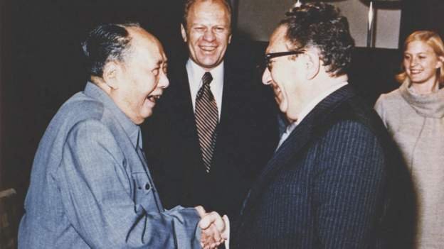 Kisindžer se rukuje sa Mao Cedungom tokom posete Pekingu 1975. godine, a u pozadini ih gleda amerièki predsednik Ford/Reuters