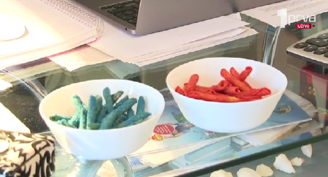 Deca u Srbiji kupuju PLAVI ČIPS, cena i do 2.500 dinara! Koriste ga za IZAZOVE NA TIKTOKU, a evo koliko je štetan! (VIDEO)