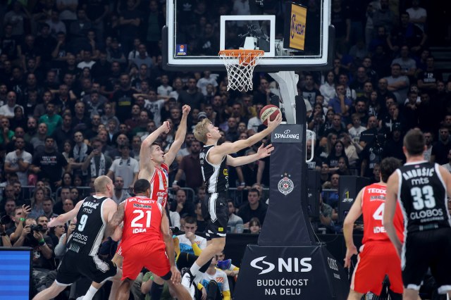 Partizan napredovao – Zvezda nazadovala FOTO