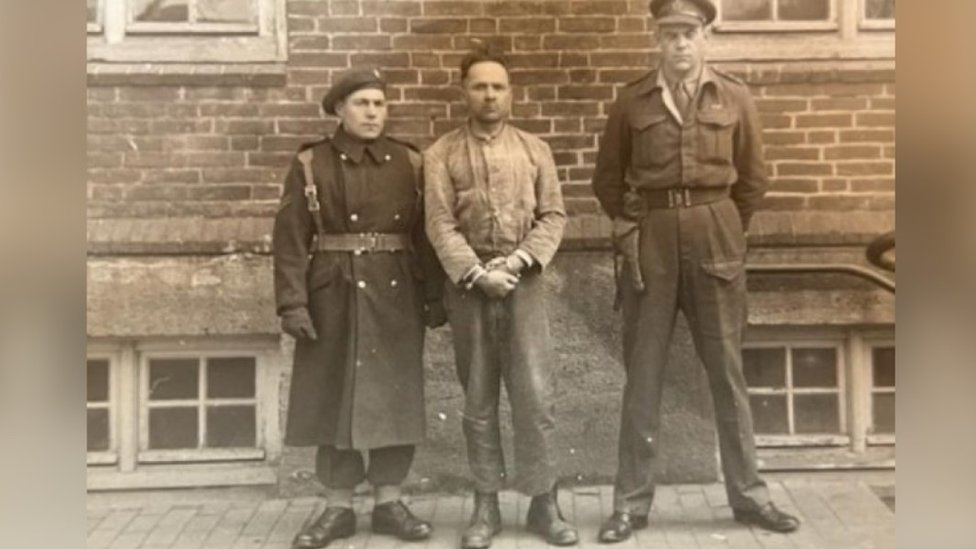 Hes (u sredini) fotografisan u zatvoru posle hapšenja, zajedno sa kapetanom Krosom (desno) i èuvarem kaplarom Džonom Boumenom/Cross Family
