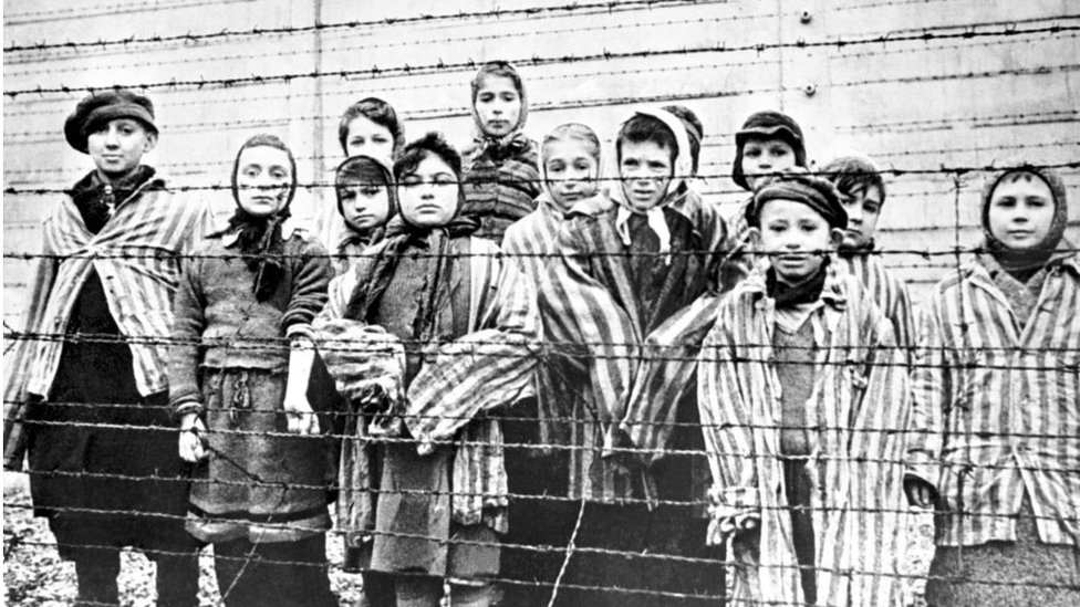 Grupa preživele dece iza ograde od bodljikave žice u nacistièkom koncentracionom logoru Aušvic/Getty Images