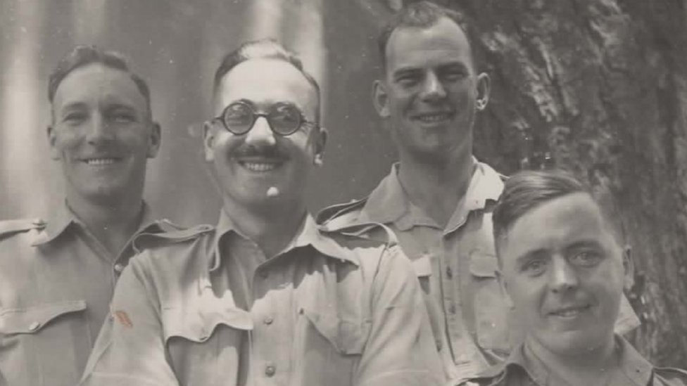 Viktor Kros, drugi zdesna, na slici sa èlanovima 92. terenske bezbednosne sekcije dok je bila u Istoènoj Africi, pre nego što je pred kraj rata poslata u Belgiju i Nemaèku/Courtesy of Military Intelligence Museum