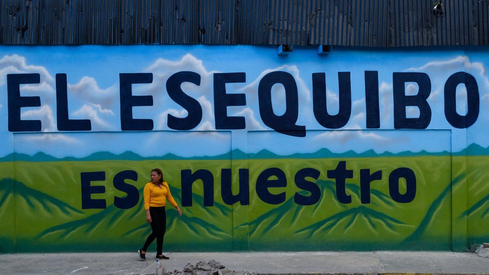 Plakati i grafiti u Karakasu, glavnom gradu Venecuele: &Esekibo je naš&/Getty Images