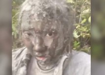 Žena prekrivena vulkanskim pepelom/BBC