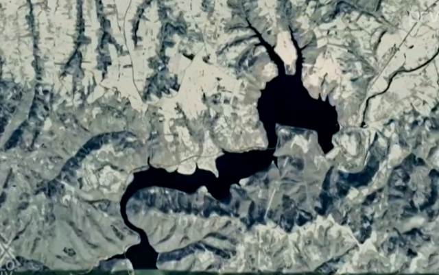 Zlatno jezero u obliku zmaja čuva TAJNE: U njegovim DUBINAMA nalaze se ostaci SELA I GROBLJA za koje se vezuju razne priče! (VIDEO)