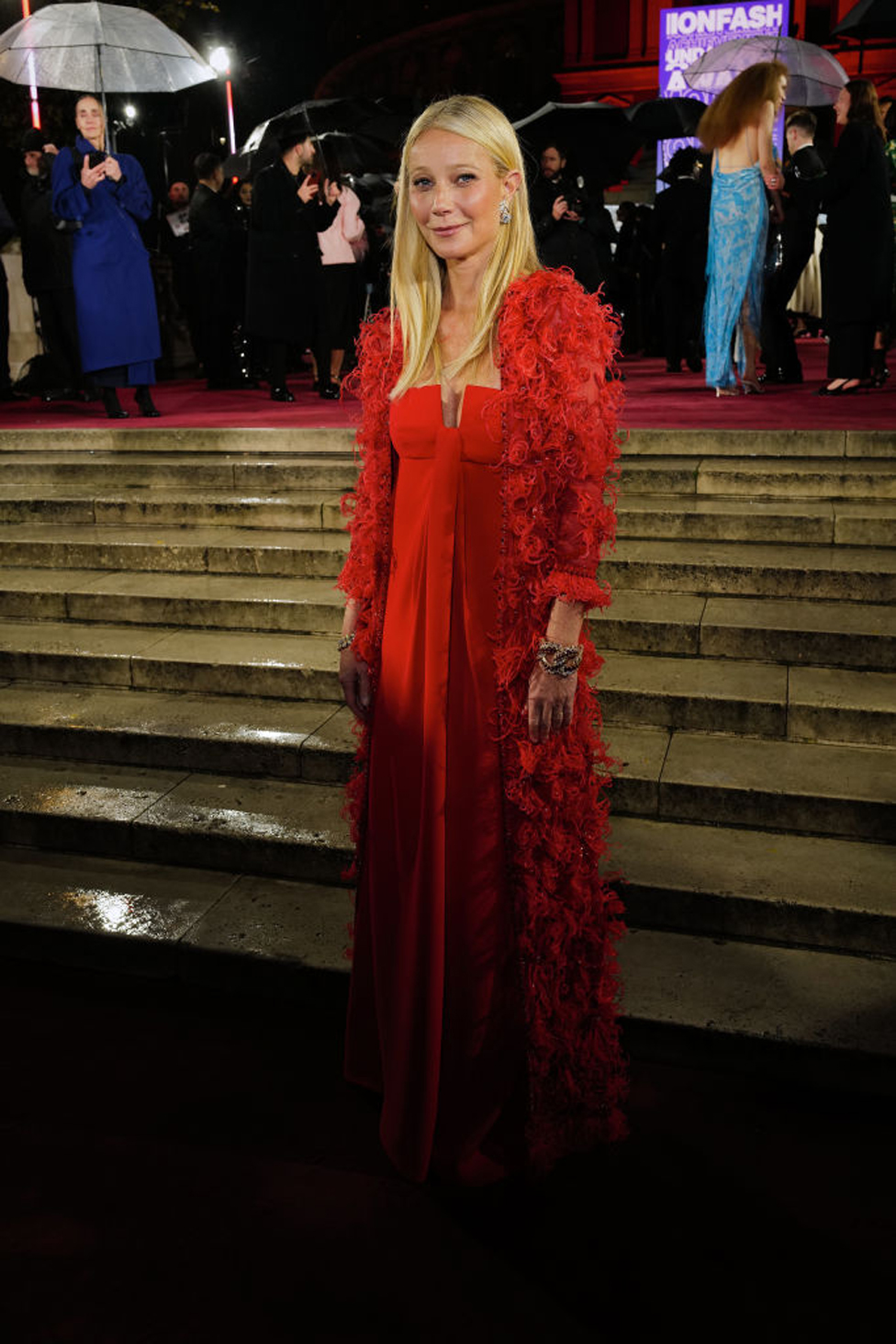 Paltrou je nosila vintidž haljinu kreatora Valentina, koji je uveo novu boju u svet mode, takozvanu &Valentino crvenu&/WireImage/Getty Images
