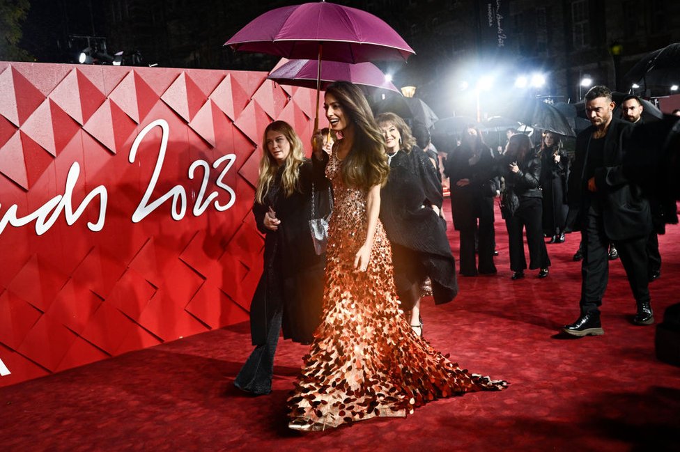 Amal Kluni sakrila se ispod kišobrana da ne upropasti toaletu/Getty Images