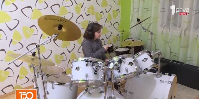 Kad Hana uzme palice u ruke i sedne za bubnjeve, dešava se čudo!  “Za one koje ne znaju, oni lupaju, a za one koje znaju, oni sviraju” (VIDEO)