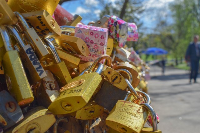 Deèko šrafcigerom skidao katanac sa Mosta ljubavi: "Tri godine izigravam idiota..." VIDEO
