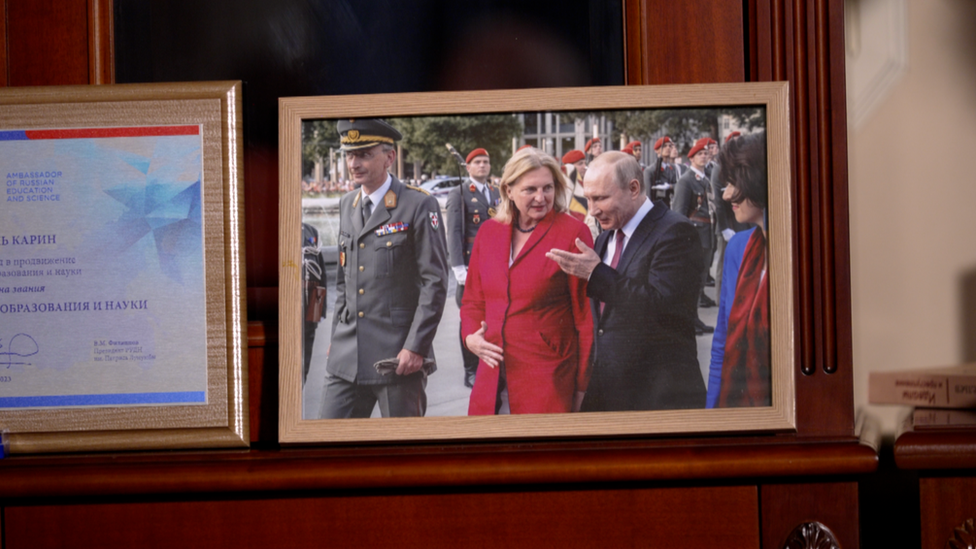 najsl ima fotografije nje i ruskog predsednika izložene u s radnoj sobi u njenoj vili u Sankt Peterburgu/BBC