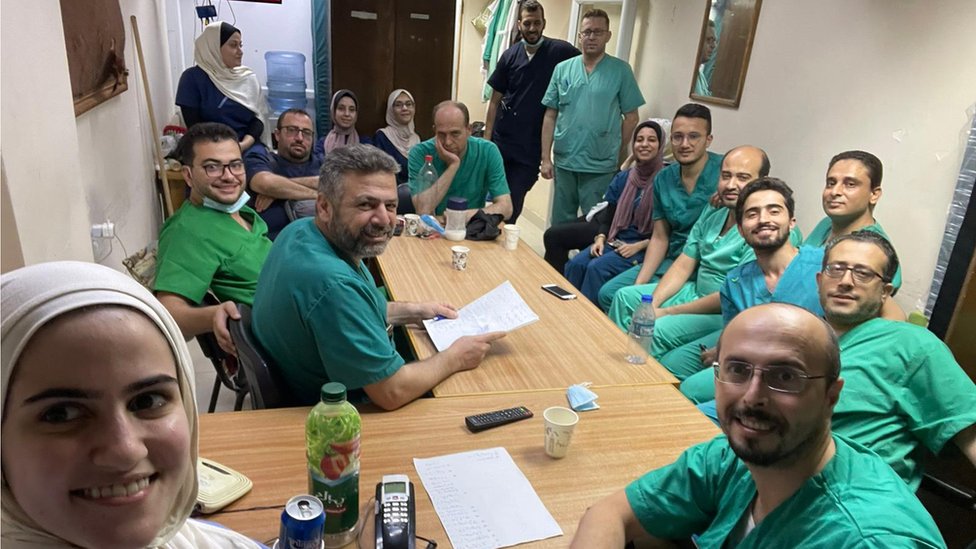 Sara (levo) postala je prva hirurškinja u Gazi/Sara Alsaqqa