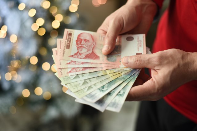 Nastavljena isplata 10.000 dinara leskovačkim srednjoškolcima