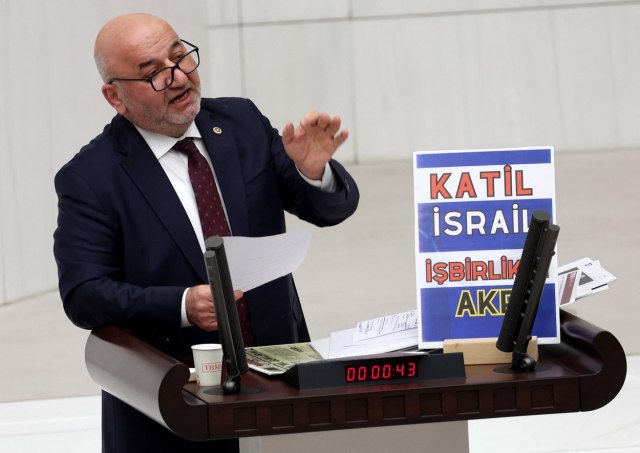 Haos u parlamentu: Turski poslanik prokleo Izrael pa doživeo srčani udar za govornicom VIDEO