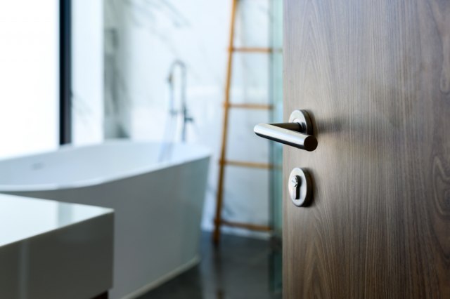 Evo zašto bi trebalo da SVAKE VEČERI ZATVARATE VRATA od kupatila pre spavanja: Zbog ove drevne filozofije ćete od sada to stalno proveravati