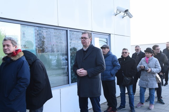 Vučić voted in New Belgrade: He stood in line with citizens PHOTO/VIDEO