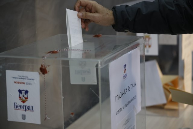 Serbia votes, crowds at polling stations: 