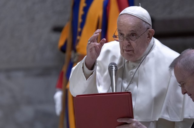 Papa zvanično odobrio da se blagosiljaju istopolni parovi