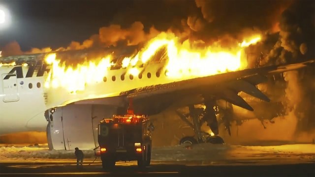 Sudar dva aviona: Došlo do eksplozije; U letelici bilo oko 400 putnika FOTO/VIDEO