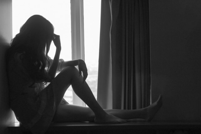 Upoznala sam 20 GODINA MLAĐEG - VOLEO ME JE KAO BOGA, a ja sam ga odbacila: Onda sam na Fejsu videla NAJJEZIVIJU ISTINU koja mi je srce RAZNELA na komadiće