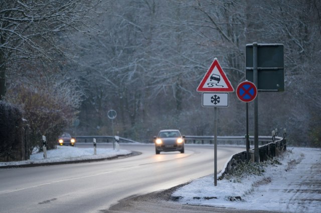 MUP upozorava vozače: Nigde bez zimskih guma i smanjite brzinu, nesreće od ranog jutra