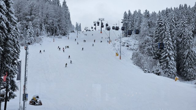 Jahorina dvaput jeftinija od Kopaonika i Zlatibora: Šest ljudi ruèa za sto evra FOTO