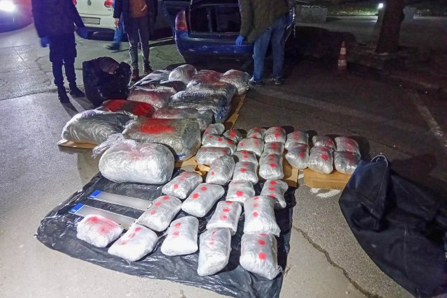 U automobilu pronašli skoro 130 kilograma droge: Uhapšen muškarac kod Jagodine FOTO