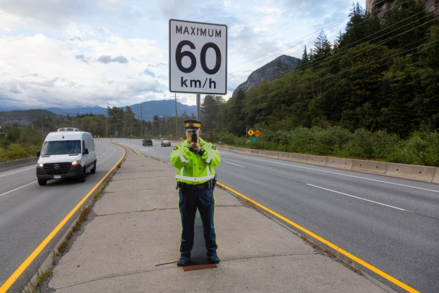 Policajke od kartona stižu na puteve, da li će smanjiti broj prekršaja?
