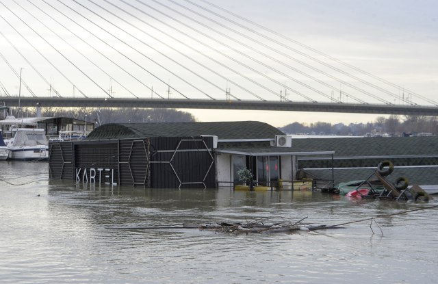 Splavovi tonu, red mora da se uvede