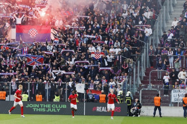 Navijači Hajduka istakli zastavu navijača Zvezde FOTO