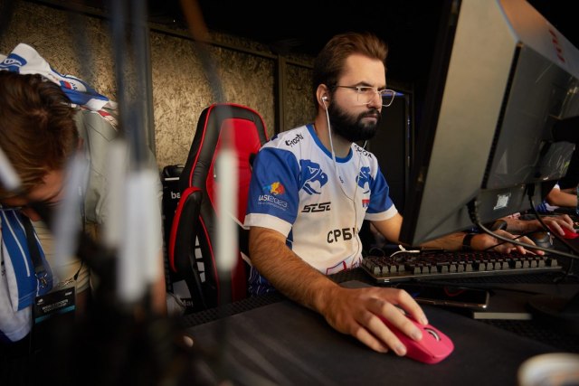 Choiv potpisao za The Chosen Few