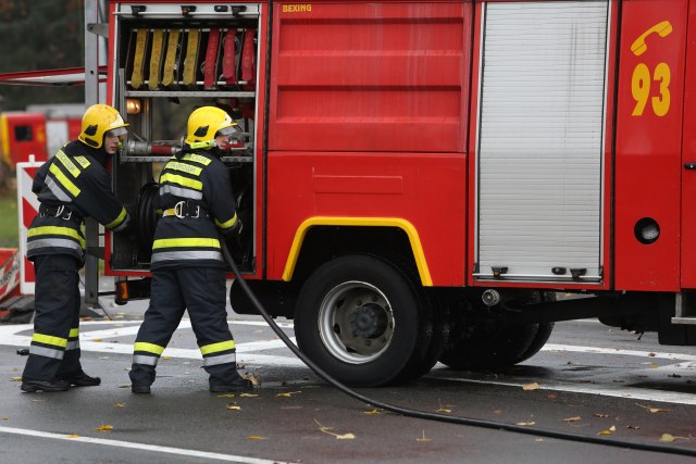 Požar i eksplozija u kući u Zrenjaninu: Vatrogasci i policija na terenu FOTO