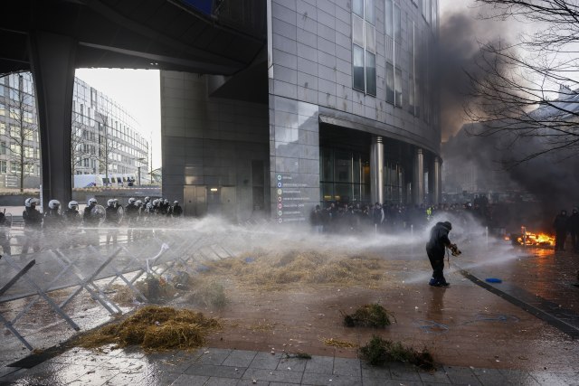 Brussels under road blocks: It's on fire VIDEO