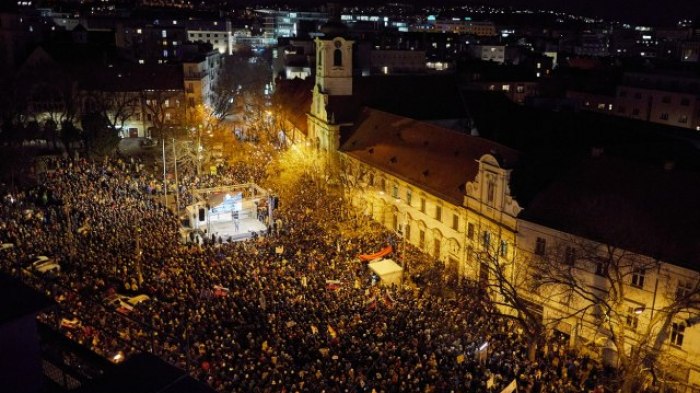 Chaos na Slovensku: 30-tisíc ľudí vyšlo do ulíc (video)