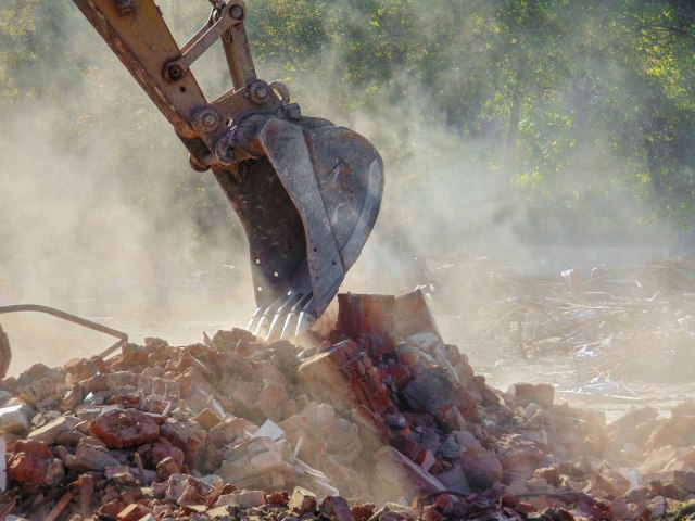 Ruši se poznati splav na Savskom keju: Okupili se građani, izbačen inventar, bager još uvek čeka VIDEO