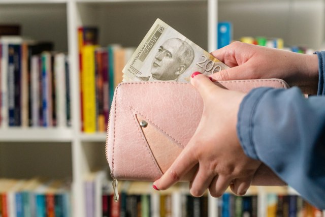 Kad NE TREBA PLAĆATI KARTICOM: Finansijski stručnjaci savetuju da u ovih 5 slučajeva uvek koristite keš