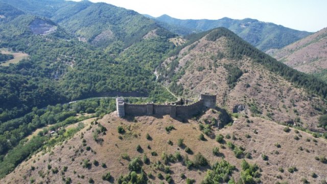 Ponosni čuvar blaga srednjovekovne Srbije: Tvrđava u magli i danas odoleva vremenu