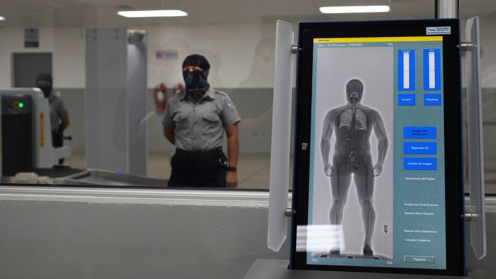 Bezbednosne provere u zatvoru podrazumevaju rendgen za otkrivanje skrivenih predmeta koji prikazuje èak i unutrašnje organe/Lissette Lemus/BBC