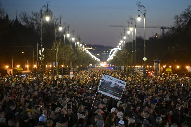 Protest u Budimpešti: "Orbane, pokrij se" VIDEO