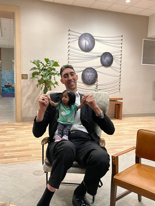 Sastali se NAJNIŽA ŽENA I NAJVIŠI ČOVEK na svetu: Ona je visine kao NJEGOVA CIPELA (FOTO)