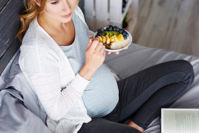 Ne izlažite se riziku: Ove namirnice ne bi trebalo da jedete tokom trudnoće