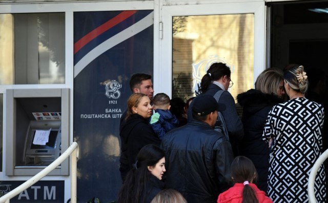 Mothers with children wait in lines; Still no payment of social benefits on Kosovo