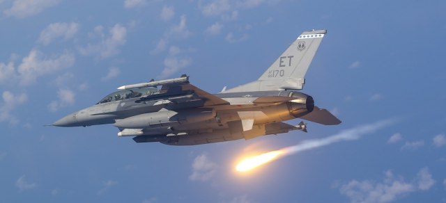 Poèinje najveæi rat? NATO prelomio: Šaljite F-16 na Rusiju