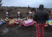 Dima Pantelejev gleda grobove majke, oca, bake i dede - svi su poginuli u jednom raketnom napadu/BBC