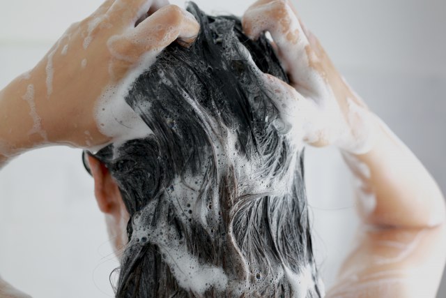 Stručnjaci otkrivaju pravu istinu: Evo koliko puta treba da šamponirate kosu
