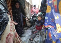 Žena i dete u improvizovanom šatoru na severu Gaze/Getty Images
