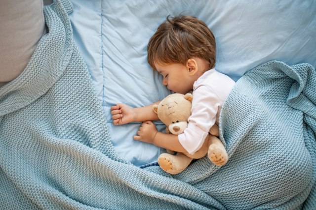 U koliko sati dete treba da ide na spavanje prema uzrastu? Ovoliko sati sna im je neophodno