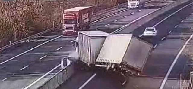 Drama na auto-putu: Pukla guma na kamionu, tragedija zamalo izbegnuta VIDEO