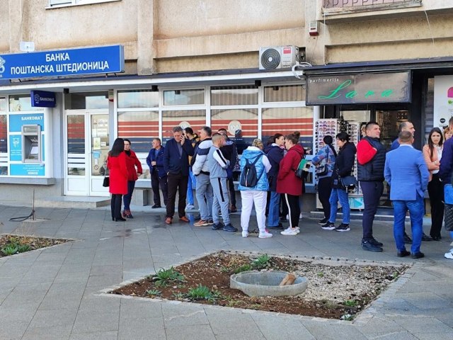 Hoće li neko stati na put tiraniji: Prosvetni radnici u Kosovskoj Mitrovici bezuspešno čekali da podignu plate
