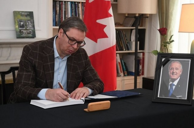 Vučić se upisao u knjigu žalosti povodom smrti bivšeg premijera Kanade Malrunija FOTO