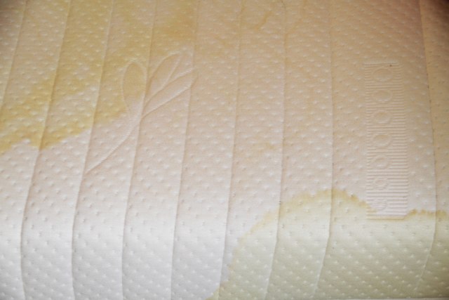 Ovako ćete najbrže i najbolje ukloniti fleke sa dušeka (VIDEO)